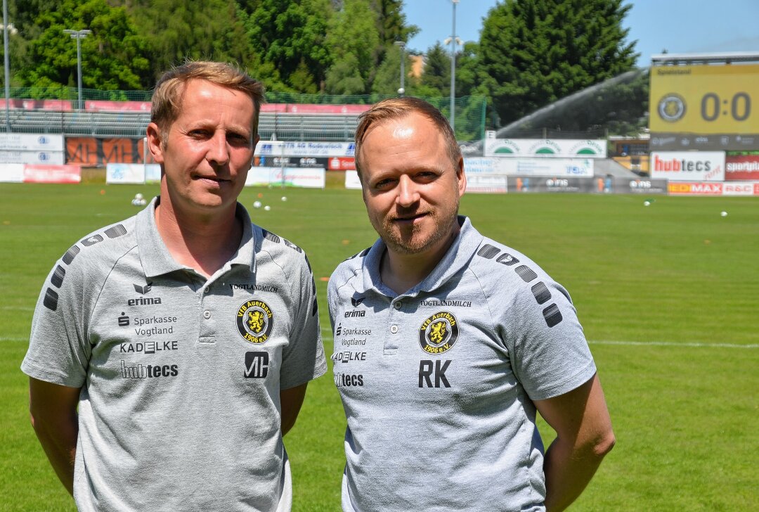 Der Erfolg beim VfB Auerbach ist zurück - Vorstand Michael Stöhr (links) und Präsident Ronny Kadelke (rechts) freuen sich über ihren erfolgreichen VfB Auerbach.Foto: Karsten Repert / Archiv