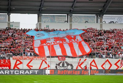 Der FSV Zwickau schlägt Rostock II in Unterzahl - Fans von FSV Zwickau. Foto: Picture Point/Gabor Krieg