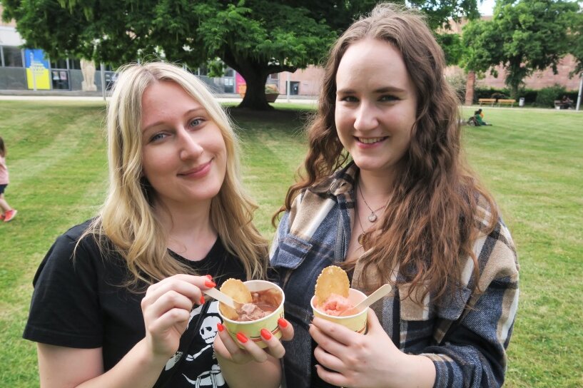 Blick-Redakteurinnen Anika Weber (li.) und Nadine Luther haben den großen Eistest in Chemnitz durchgeführt. Welcher Eisladen hat gewonnen?