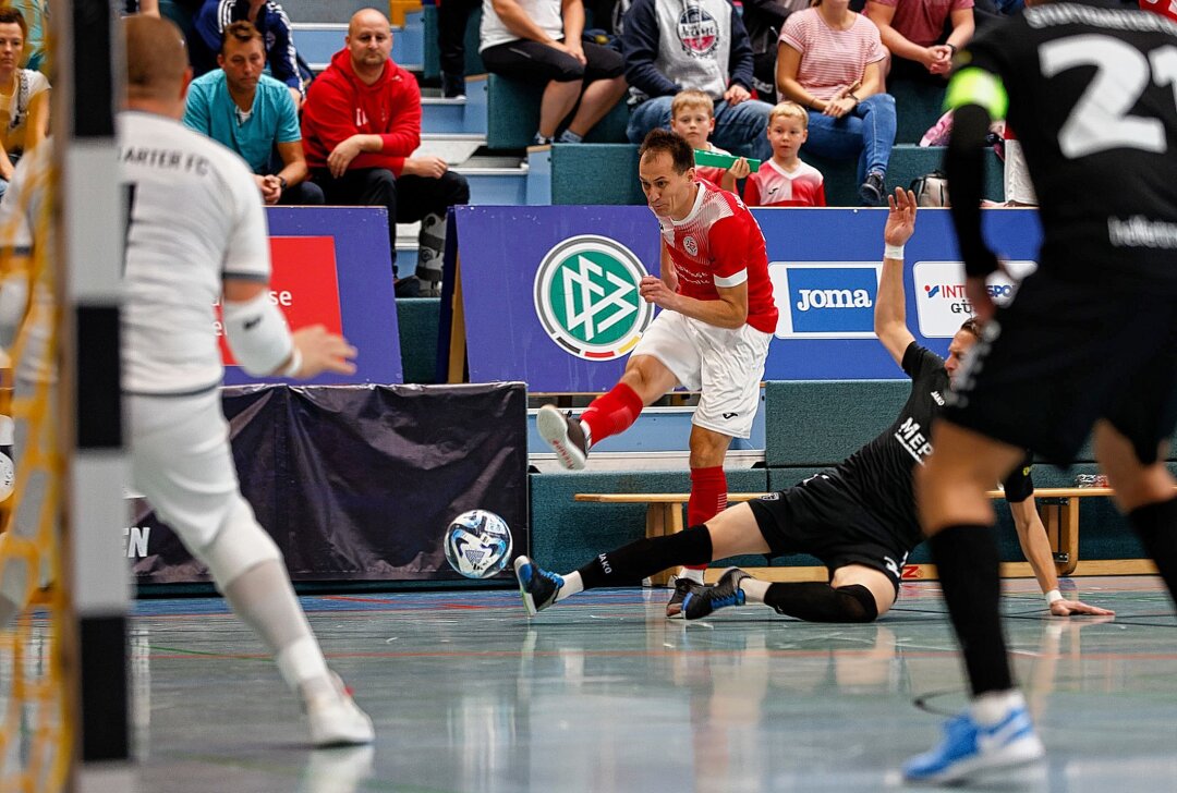 Der Hamburger SV ist zu Gast in Westsachsen - Dmytro Sorokin von HOT 05 Futsal bei einem Torschuss im Spiel gegen Stuttgart. Foto: Markus Pfeifer