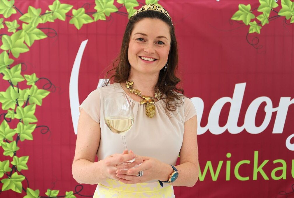 Die 33. Sächsische Weinkönigin Nicole Richter eröffnete am vergangenen Freitag das Weindorf in Zwickau. Foto: Ludmila Thiele