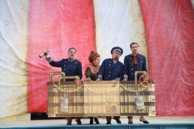 Die Operette von Paul Lincke "Frau Luna" feierte am Samstag auf der Seebühne vor fast ausverkauften Rängen eine grandiose Premiere.
