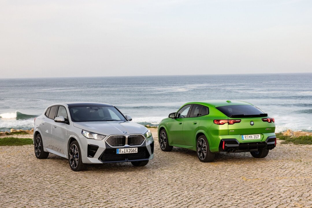 Der neue BMW X2 startet mit Antriebsvielfalt - Das SUV-Coupé X2 (r.) wird erstmals auch als elektrischer iX2 angeboten.