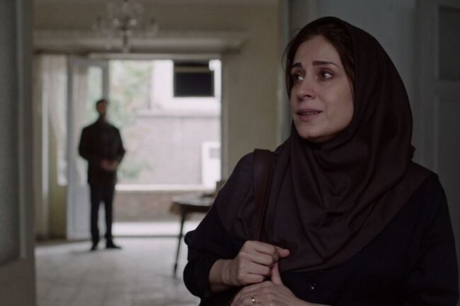 Minas (Maryam Moghaddam) Ehemann wurde aufgrund eines falschen Vergeltungsurteils hingerichtet, nun sucht sie nach ein wenig Genugtuung.