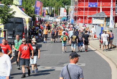 Der Sachsenring rief und die Fans kamen in Scharen - Auch die Gewerbegebietsstraße war gut schon frequentiert. Foto: Thorsten Horn