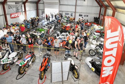 Der Sachsenring rief und die Fans kamen in Scharen - Die Ausstellung historischer Rennmotorräder. Foto: Thorsten Horn