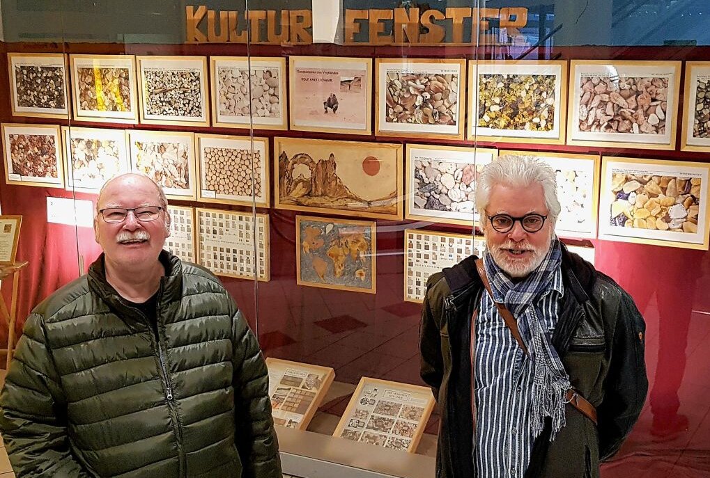 Der Sandmann stellt sein Hobby vor - Heinz Tonndorf (links) und Rolf Kretzschmar präsentieren das Kulturfenster in den Kolonnaden. Foto: Karsten Repert