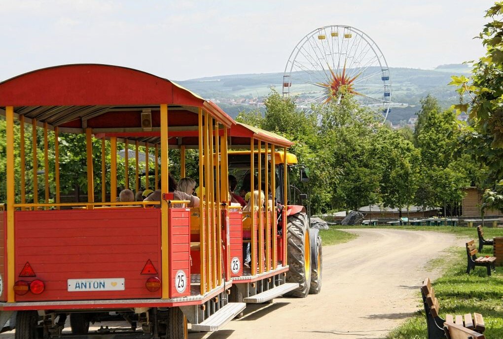 Der Sonnenlandpark ist das perfekte Familienausflugsziel unweit von Chemnitz - Mit der Parkbahn kann man auch den gesamten Sonnenlandpark erkunden und unterwegs aussteigen. Foto: A. Funke