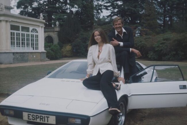 Frauen, Autos, leichtes Leben: Roger Moore (mit seiner Kollegin Barbara Bach) verstand sich zumindest auf die Pose - wie hier zu "James Bond 007 - Der Spion, der mich liebte" (1977).