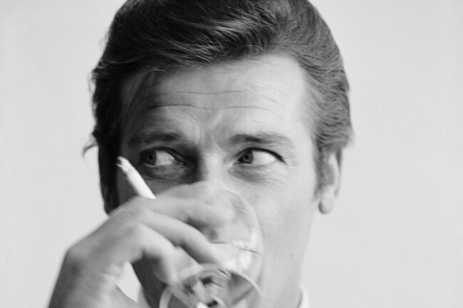 "Geschüttelt, nicht gerührt": Roger Moore trinkt seinen  Martini (1968).