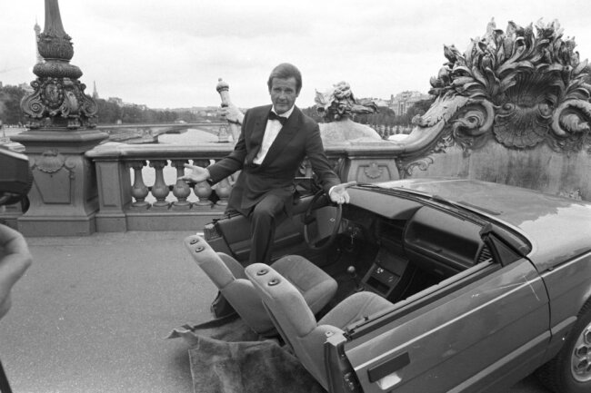 Er tat's noch eimal: Roger Moore 1984 am Set von "James Bond 007 - Im Angesicht des Todes" (1985) in Paris.