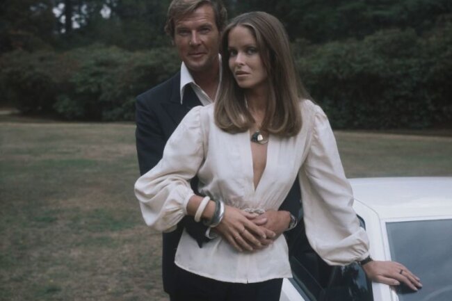 In "Der Spion, der mich liebte" (1977) zeigte sich Roger Moores Bond als klassischer Lebemann (mit Barbara Bach in Pinewood, UK).
