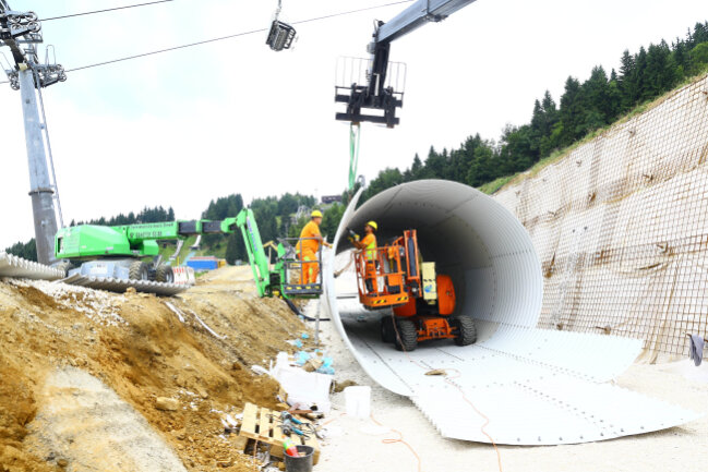 Der Startschuss für die Arbeiten an der Fichtelbergschanze ist gefallen - Schon nächsten Dienstag soll der Bau des 125 Meter langen Rettungstunnels beendet sein.