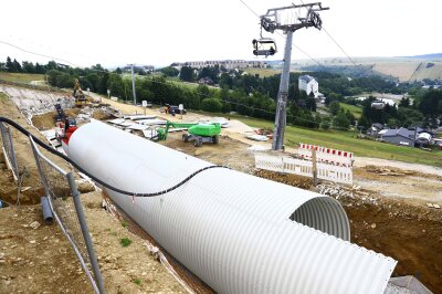 Der Startschuss für die Arbeiten an der Fichtelbergschanze ist gefallen - Schon nächsten Dienstag soll der Bau des 125 Meter langen Rettungstunnels beendet sein.