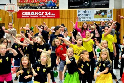 Der SV 04 Oberlosa platzt aus allen Nähten - Zur Kinderweihnachtsfeier des SV 04 Oberlosa waren 260 Leute in der Kurt-Helbig-Sporthalle am Start. Fotos: Karsten Repert