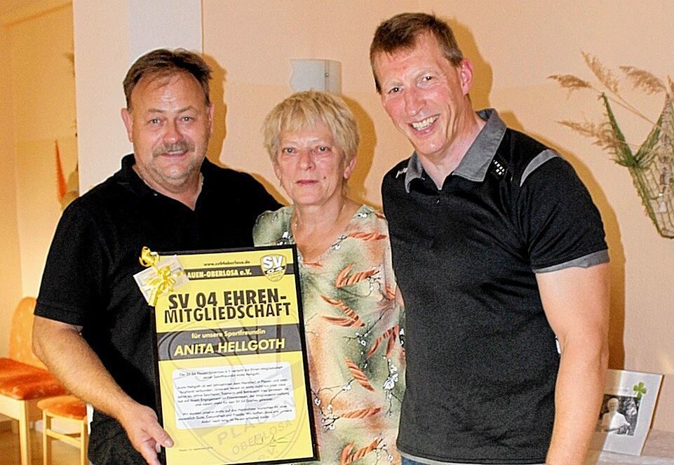16. September 2014: Anita Hellgoth bekam von Bernd Märtner (rechts) und Wilfried Keßler die Ehrenmitgliedschaft des SV 04 Oberlosa verliehen. Foto: Kathrin Schröter / Pressebüro Repert