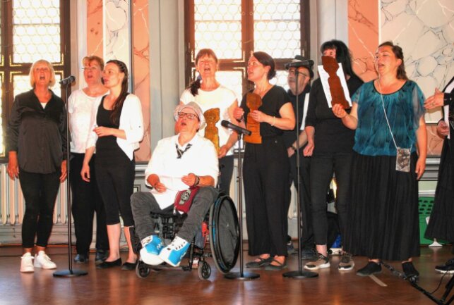"Der Tanz ums goldene Kalb": Besonderes Theaterstück premiert in Freiberg - Der Chor des Theaterstücks. Foto: Renate Fischer