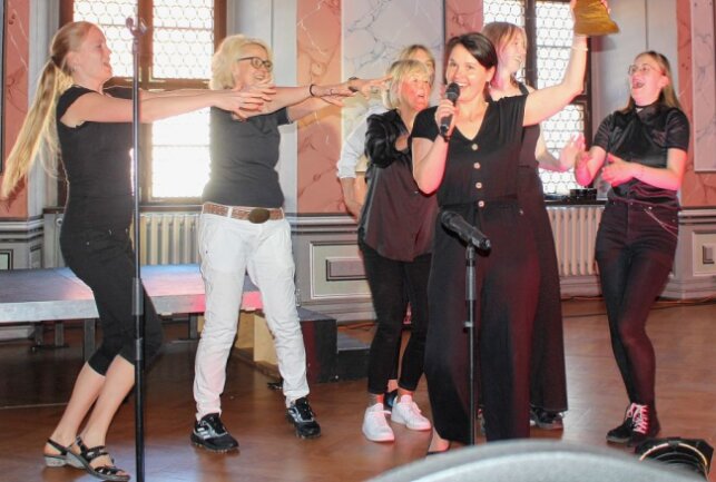 "Der Tanz ums goldene Kalb": Besonderes Theaterstück premiert in Freiberg - Eine Szene aus dem Theaterstück. Foto: Renate Fischer