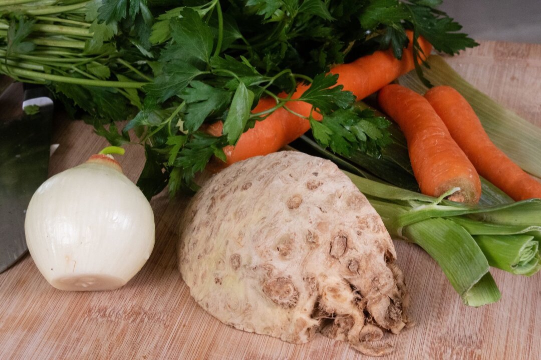 Der Turbo-Trick: Leckere Gemüsebrühe ohne Kochen - Als Zutaten für die Gemüsebrühe ohne Kochen braucht es Sellerie, Karotten, Zwiebel, Lauch und Petersilie. Wer mag, kann auch noch Liebstöckel verwenden.