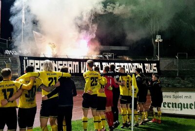 Der VFC Plauen bleibt Tabellenführer - Mit einem Feuerwerk feierten die VFC-Fans am Freitagabend den 2:0-Sieg der Plauener gegen Inter Leipzig. Foto: Karsten Repert