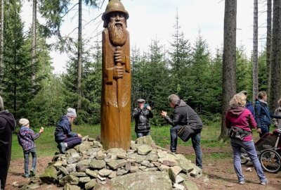 Der "Wilde Mann" als beliebtes Ausflugsziel im Geyrischen Wald - Wilder Mann, eine Holzskulptur und Wanderziel im Erzgebirge. Foto: Harry Haertel