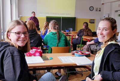 Der Zukunftstag ist ein Crashkurs fürs Leben - Auf Initiative von Hannah Spörl (links) fand in der Oberschule in Weischlitz ein Zukunftstag statt. Emma Bromnitz (rechts) und ihre Mitschüler fanden es cool. Foto: Karsten Repert