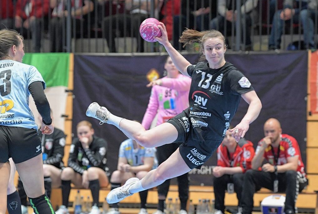 Derby-Sieg für Bundesligafrauen des BSV Sachsen Zwickau - Die Bundesliga-Handballerinnen des BSV Sachsen Zwickau haben das Derby gegen den SV Union Halle-Neustadt für sich entschieden - am Ball Jasmina Gierga, die zur besten BSV-Spielerin gewählt worden ist. Foto: Ralf Wendland