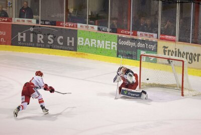 Derbypleite: Eispiraten verlieren gegen Selber Wölfe - Das 0:1 gegen Tormann Ilya Sharipov. Foto: Andreas Kretschel