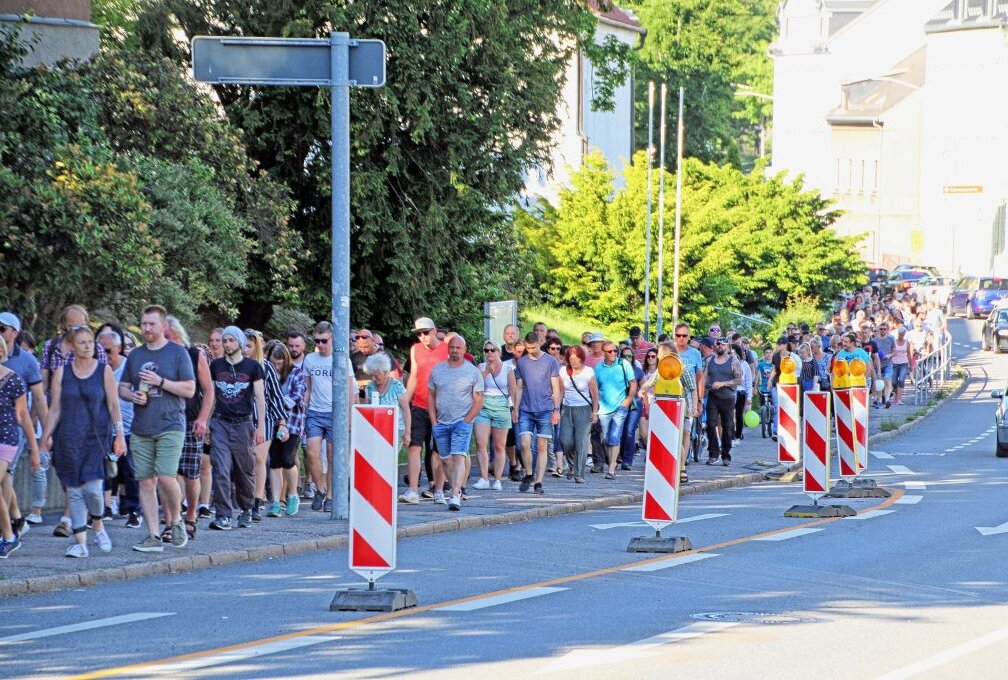 Deutlich weniger Teilnehmer am Freiberger Montagsspaziergang - Der Marsch verlief wie so oft zunächst entlang der Chemnitzer Straße. Foto: Wieland Josch