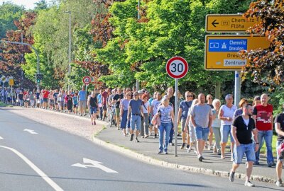 Deutlich weniger Teilnehmer am Freiberger Montagsspaziergang - Der Zug auf seinem Weg entlang der Karl-Kegel-Straße. Foto: Wieland Josch