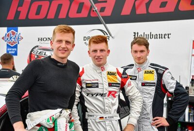 Deutsche GT-Meisterschaft begann zweite Saisonhälfte - Dominik und Marcel Fugel sowie Christopher Röhner (v. l. n. r.). Foto: Thorsten Horn