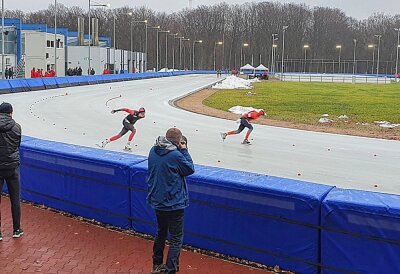 Deutsche Juniormeisterschaften im Eisschnelllauf in Chemnitz - Junioren strengen sich bereits an. Foto: Harry Haertel