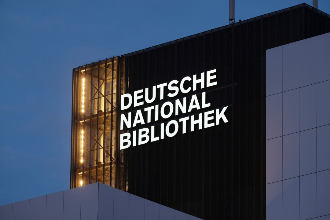 Deutsche Nationalbibliothek wird ab 16 Jahren kostenlos - Der neue Schriftzug "Deutsche Nationalbibliothek" (DNB) leuchtet an einem 55 Meter hohen Gebäude der früheren Deutschen Bücherei.