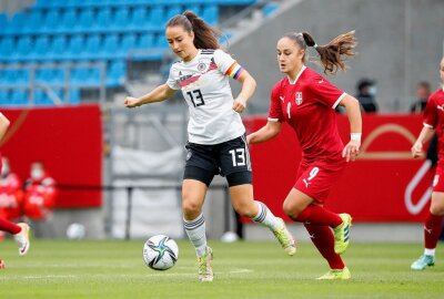 Deutsche Nationalelf siegt mit 5:1 gegen Serbien - Sara Däbritz (li.) und Nina Matejic. Foto: Harry Härtel/Haertelpress