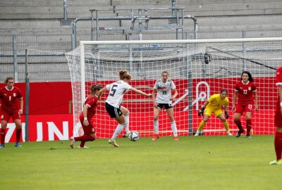 Deutsche Nationalelf siegt mit 5:1 gegen Serbien - Am Ball: Sjoeke Nüsken. Foto: Harry Härtel/Haertelpress