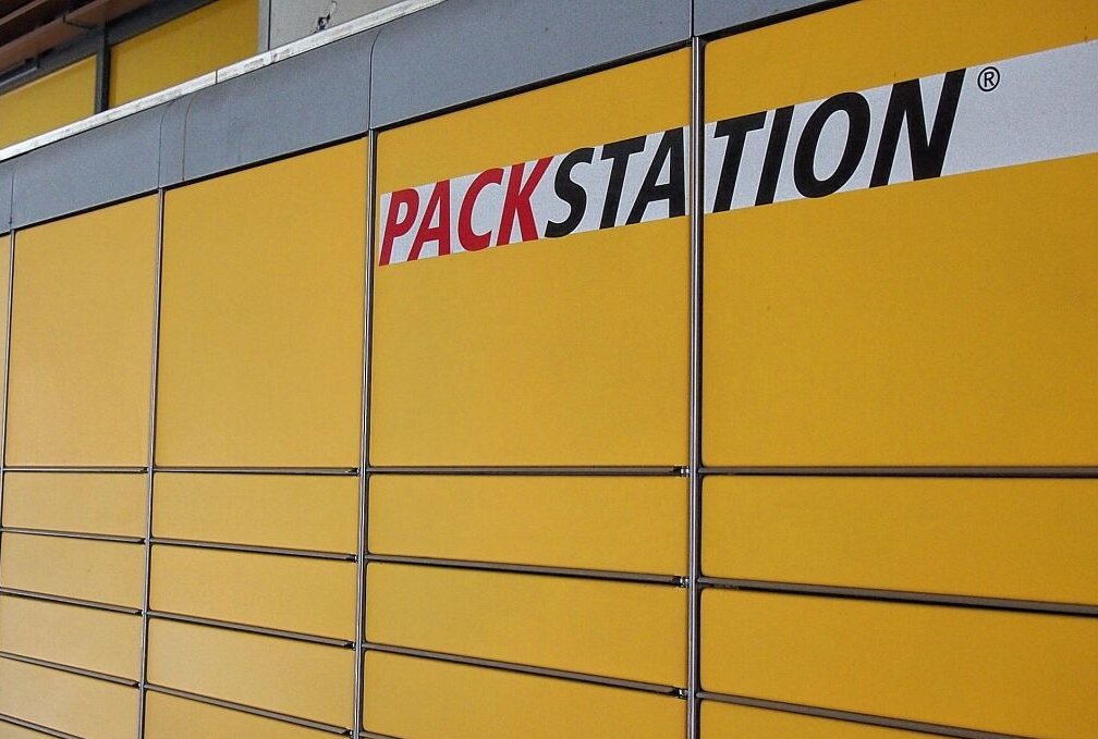 Kooperation von Deutsche Post DHL und DB für mehr Packstationen an Bahnhöfen. Symbolbild: pixabay/Gina_Janosch