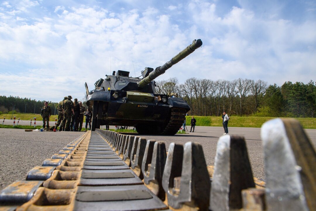 Deutsche Rüstungsexporte steigen nach Rekordjahr weiter - Ukrainische Soldaten werden auf dem Truppenübungsplatz Klietz in Sachsen-Anhalt in einen Kampfpanzer vom Typ Leopard eingewiesen.