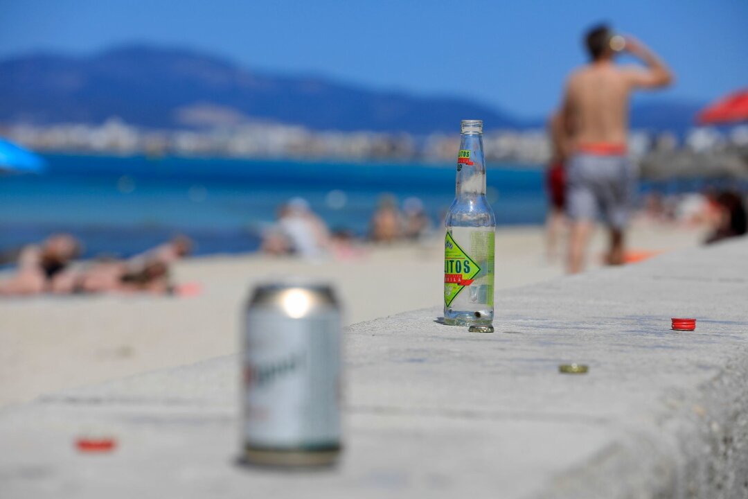 Deutscher Tourist bei mutmaßlichem Balkonsturz gestorben - Leere Flaschen und Dosen am Strand auf Mallorca.