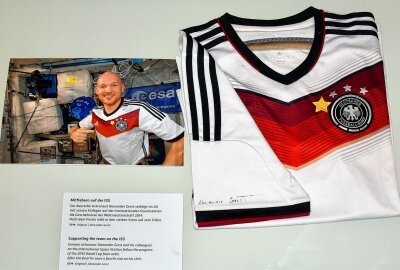 Deutsches Fußballmuseum: Ein Tempel der deutschen Fußballgeschichte - Das DFB Trikot in ISS. Foto: Maik Bohn