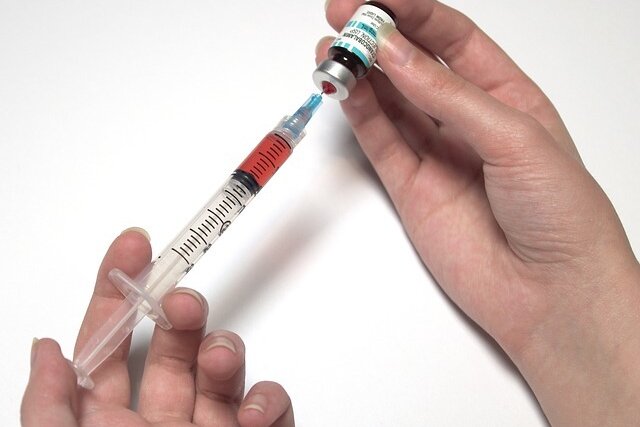 Deutschland stoppt umgehend Impfungen mit AstraZeneca-Wirkstoff - Symbolbild.