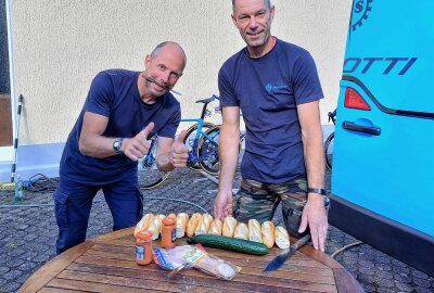Deutschland-Tour: Team P&S Benotti ist mit dabei - Physio Heiko Siegmund (.) und Betreuer Jens Göpel bereiten die Etappen-Verpflegung für die Fahrer vor. Foto: Knut Berger