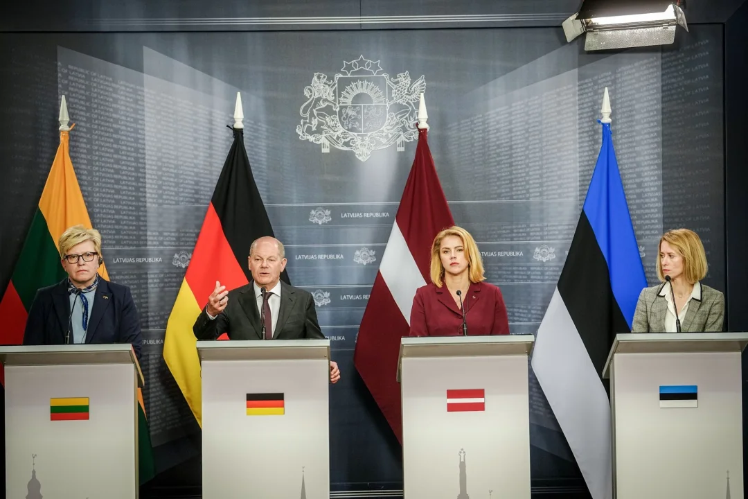 Deutschland unverrückbar an der Seite der baltischen Staaten - Bundeskanzler Olaf Scholz gibt zusammen mit Ingrida Simonytem (l-r), Ministerpräsidentin von Litauen, Evika Silina, Ministerpräsidentin von Lettland, und Kaja Kallas, Ministerpräsidentin von Estland, eine Pressekonferenz.