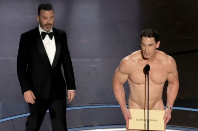 Deutschland-Witze und Tränen: So lief die Oscar-Nacht für Sandra Hüller - Deutlich amüsanter: John Cenas Auftritt, um das beste Kostüm-Design zu ehren.