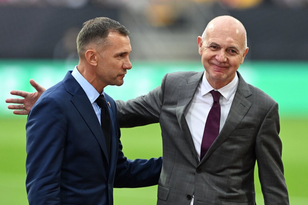 DFB baut Hilfe für Ukraine aus - Bernd Neuendorf (r) und Andrij Schewtschenko unterzeichneten vor dem Testspiel in Nürnberg eine Kooperationsvereinbarung.
