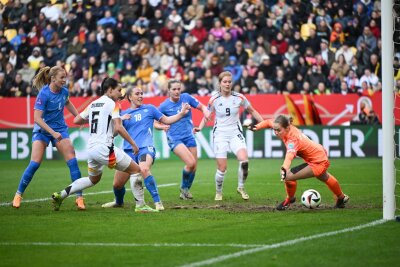 DFB-Frauen zeigen "anderes Gesicht": 3:1 gegen Island - Lena Oberdorf (2.v.l.) erzielte noch vor der Pause das Tor zum 3:1-Endstand.