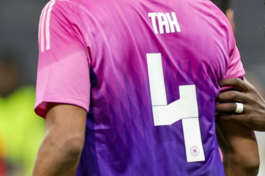 DFB und Adidas stoppen Verkauf von Trikot mit Nummer 44 - Das Design der Nummer 4 auf den Trikots der deutschen Nationalmannschaft soll geändert werden.