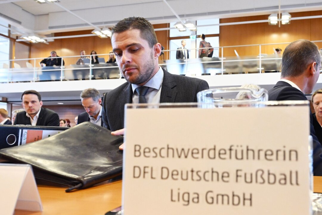 DFL gegen Bremen: Wer zahlt für Polizeikosten? - DFL-Geschäftsführer Marc Lenz wartet im Bundesverfassungsgericht auf den Beginn der Verhandlung.