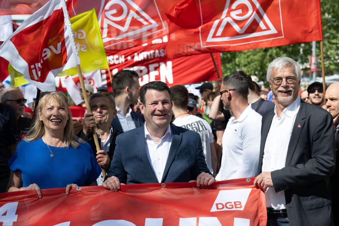 DGB-Landeschef fordert Tarifwende zu höheren Löhnen - Petra Köpping (l-r), Hubertus Heil (beide SPD) und Markus Schlimbach nehmen an einer Kundgebung teil.