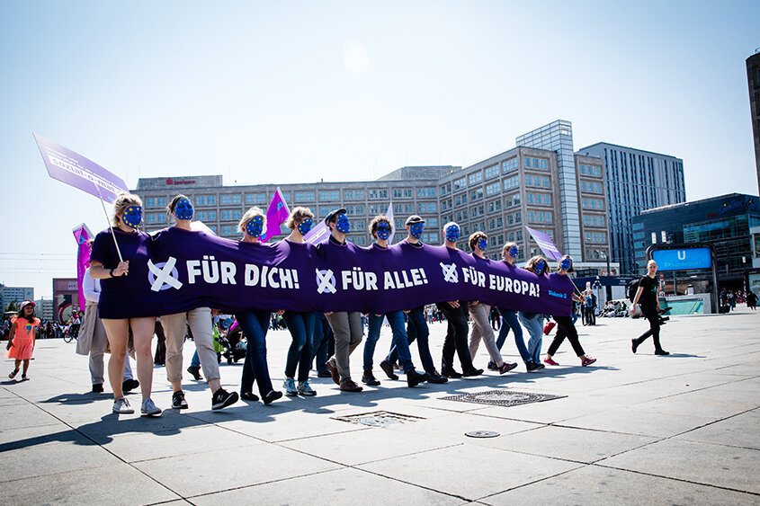 Diakonie Sachsen: Soziale Arbeit mit vielen Facetten - Bei der Demo "Ein Europa für Alle" in Berlin waren wir dabei - mit einem Maxi-TShirt. Wir, als Diakonie treten für ein soziales Europa ein. Foto: Diakonie/ Kathrin Harms