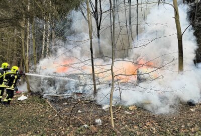 Dichte Rauchwolke über Annaberg-Buchholz - Großbrand in Annaberg-Buchholz: Gartenhütte brennt komplett nieder. Foto: Feuerwehr Buchholz